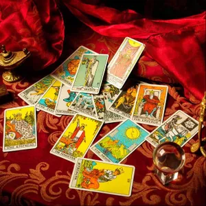 Cartas de tarot sobre a mesa durante uma consulta